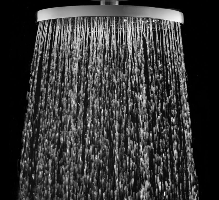 Proud vody ze sprchové hlavice venmovní sprchy JEE-O fatline 