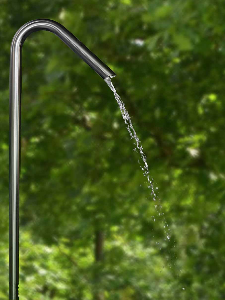 Volný a jemný proud vody ze sprchové hlavice venkovní sprchy Atlas COLD