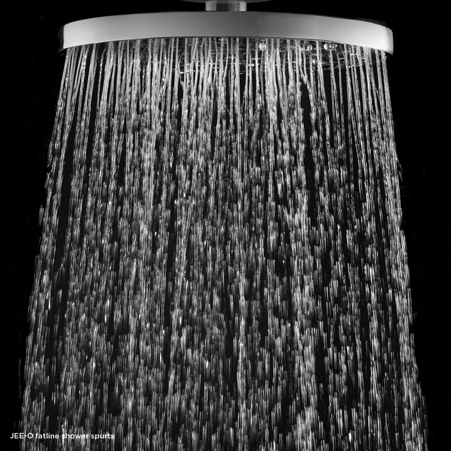 Detail proudu vody z nerezové sprchové hlavice Fatline 01