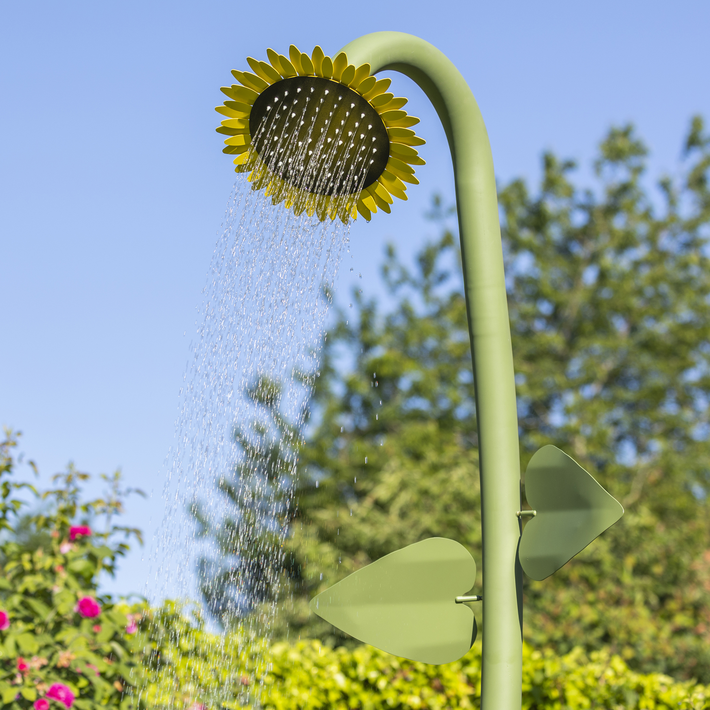 Gartendusche Sonnenblume mit Schlauchanschluss von Flowershower aus Edelstahl Detail Duschkopf Wasserstrahl