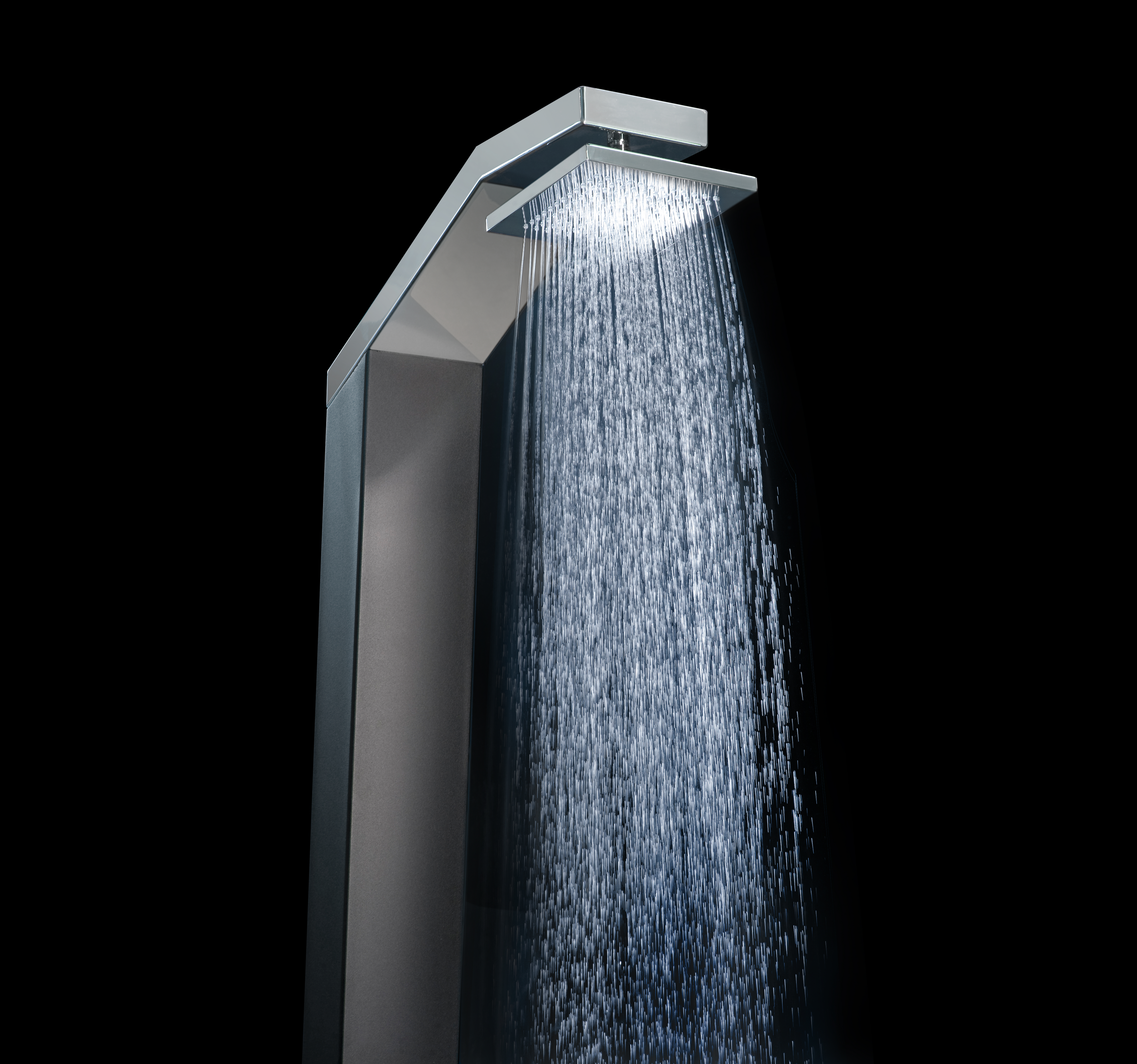 Proud vody z hranaté dešťové hlavice leštěné solární sprchy Solaris pedestal