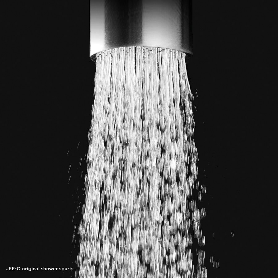 Silný proud vody padající  z dešťové hlavové sprchy JEE-O