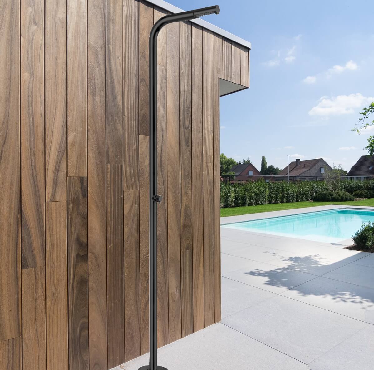 Pooldusche Mercurio in Edelstahl schwarz von AMA Luxury Shower Panorama neben Pool hinter Haus