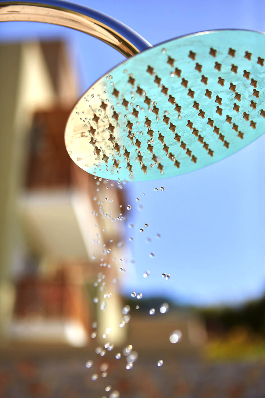 Pohled zespodu na dešťovou hlavu Giove z nerezové oceli se silikonovými tryskami