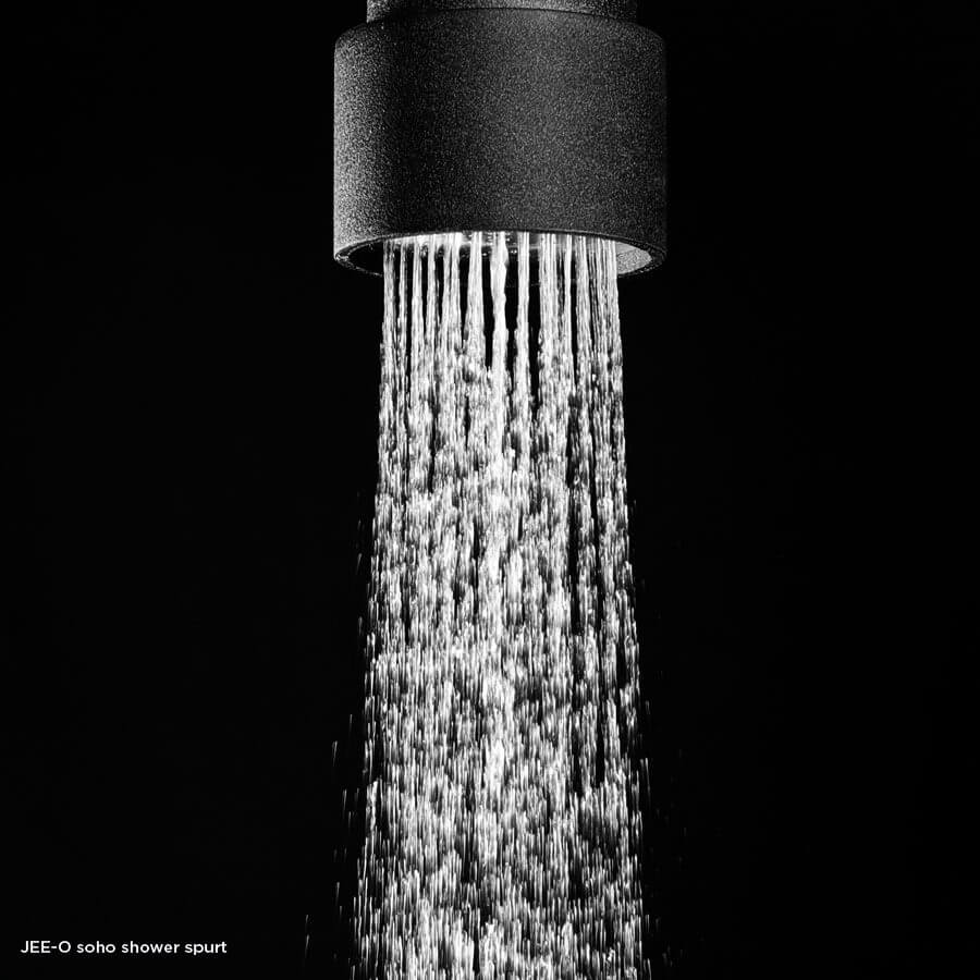 Detail proudu vody z nástěnné sprchy JEE-O soho z černé nerez oceli