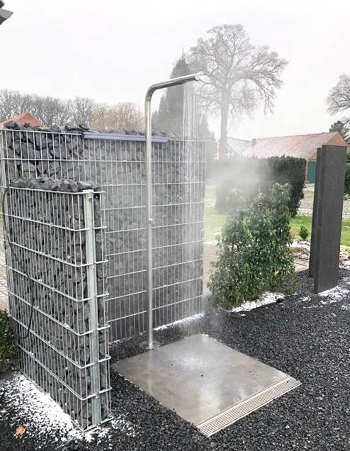 Pooldusche Mercurio von AMA Luxury Shower mit Bodenplatte und laufendem Wasser im Winter