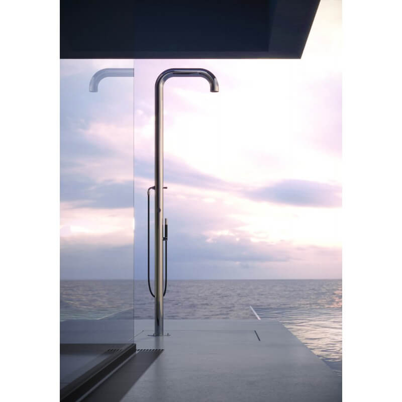 Venkovní sprcha na terase domu s výhledem na moře. Integrovaná sprchová hlavice a ruční sprcha
