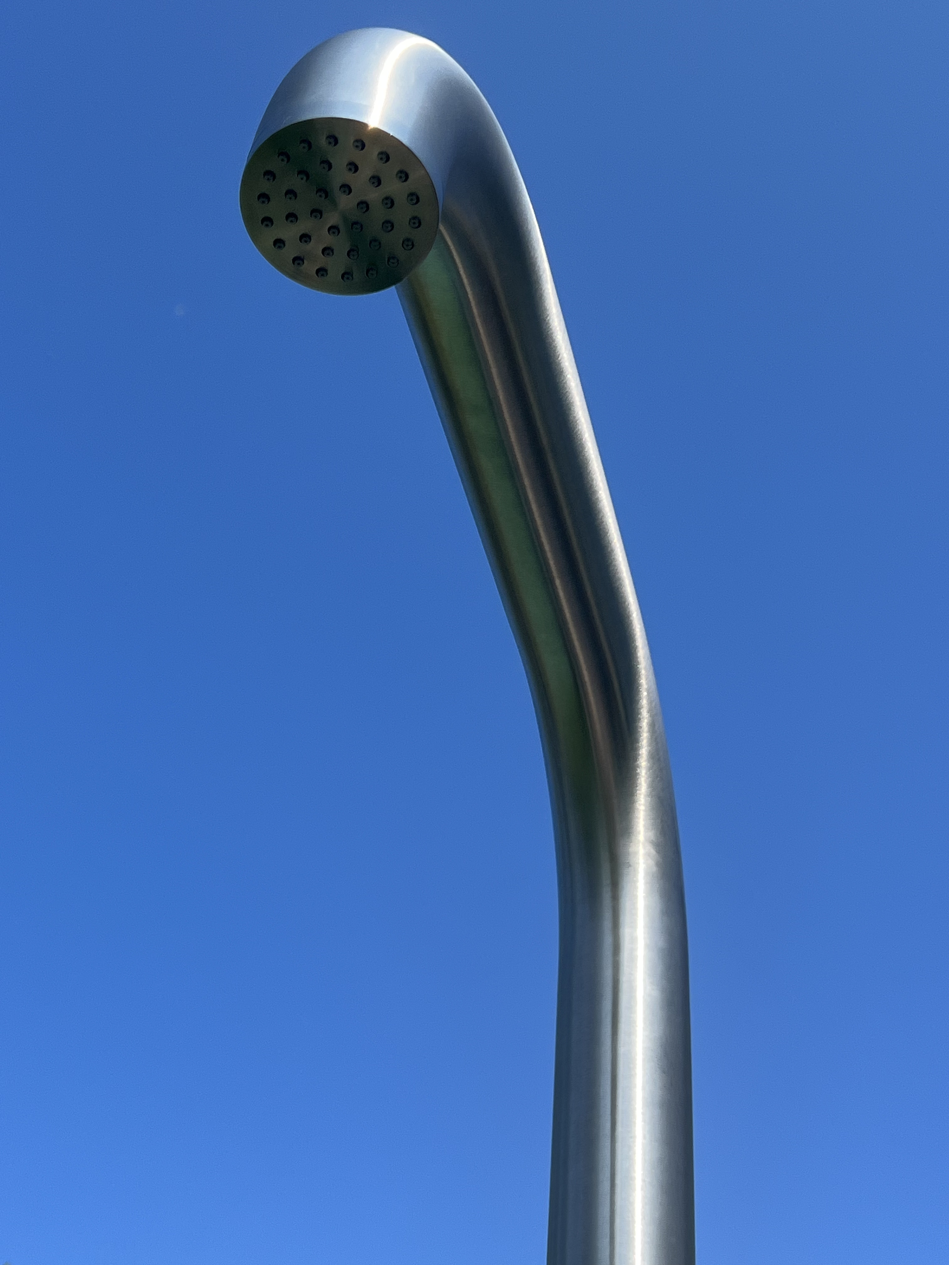 Moderní zahradní sprcha z nerezové oceli AISI 316 satinovaná Detail sprchové hlavice
