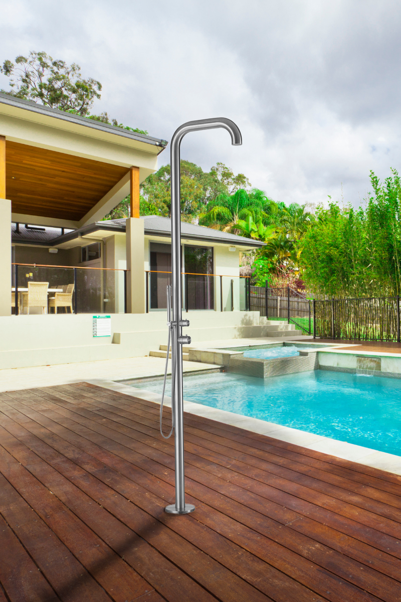 Broušená nerezová sprcha Terra s integrovanou ruční sprchou na dřevěné terase u bazénu u rodinného domu